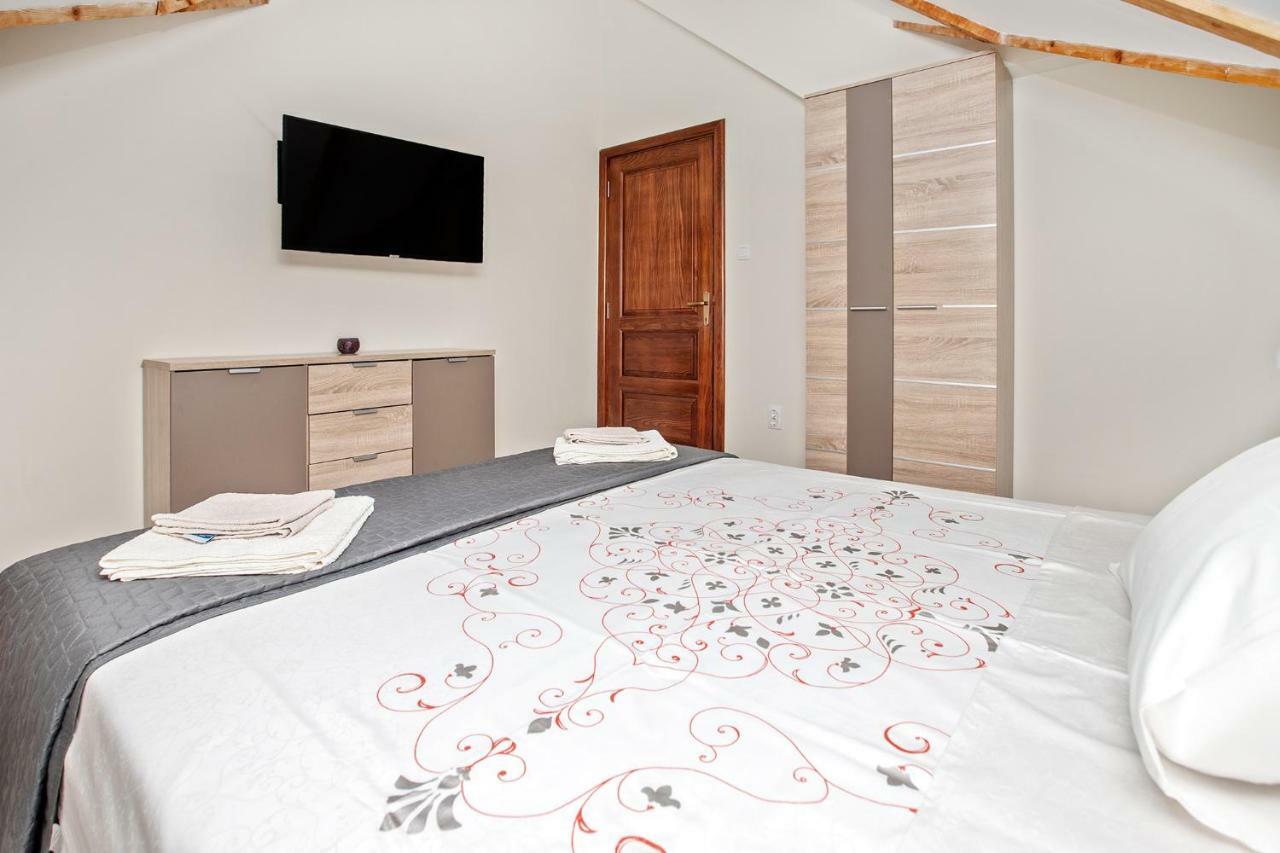 Apartments Isja Тиват Экстерьер фото